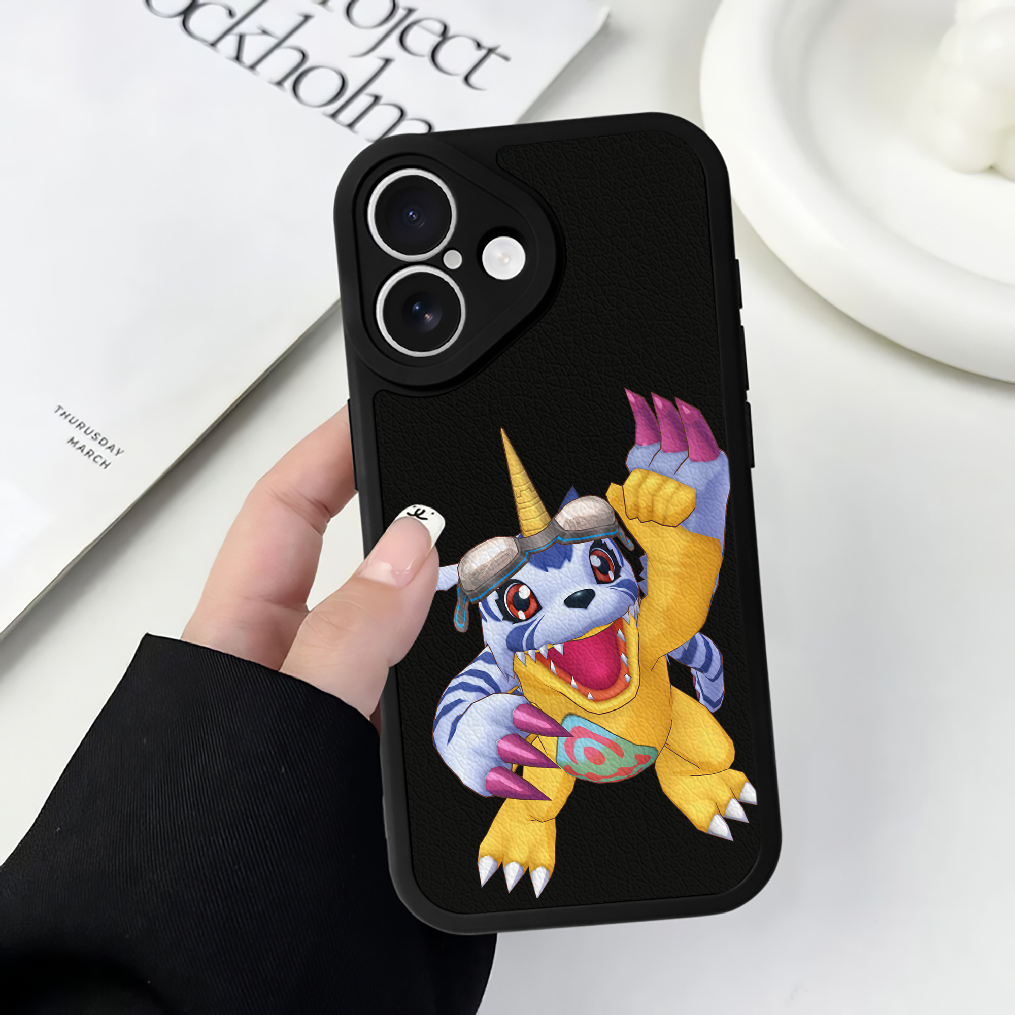 （画像用） Digimon デジタルモンスター/デジモン 【iPhone 16シリーズ対応】シリコンスマホケース（レザー調） 材質：シリコン